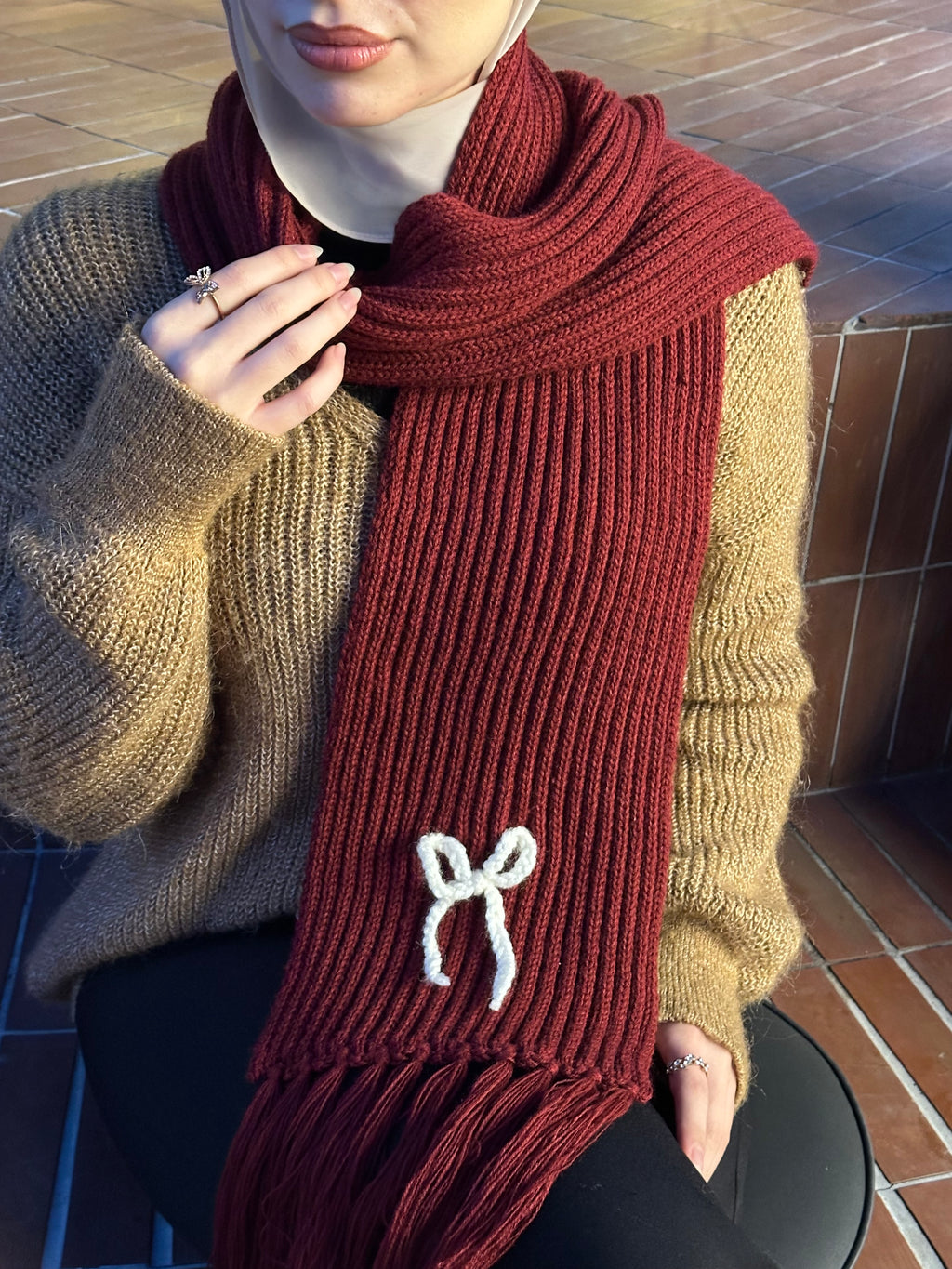 Mikasa Bordo El Örgüsü Atkı – Beyaz Düğümlü