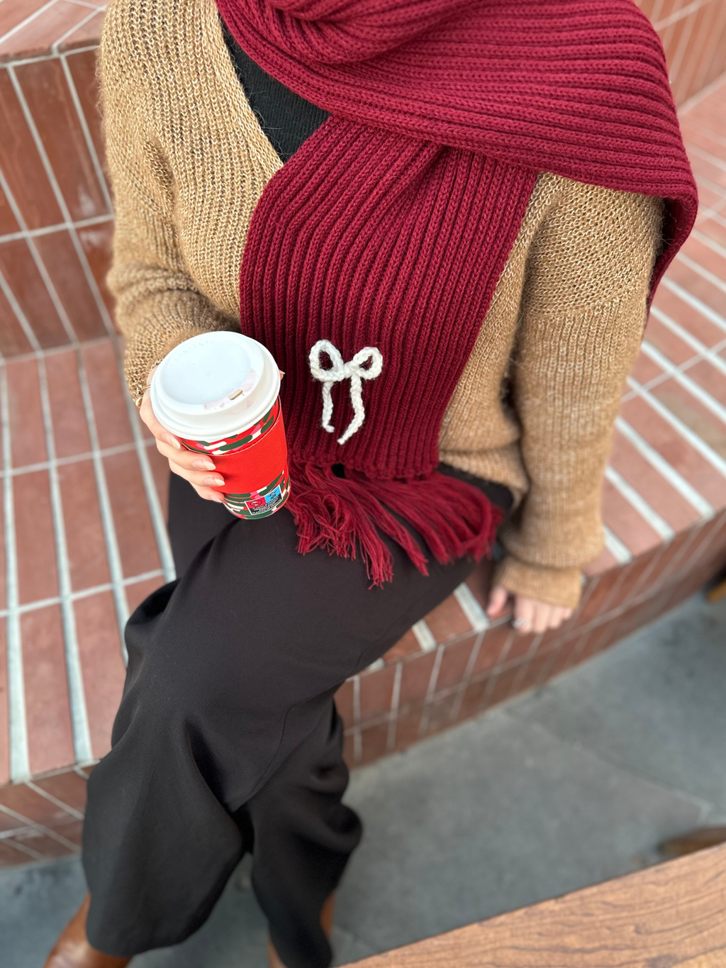 Mikasa Bordo El Örgüsü Atkı – Beyaz Düğümlü