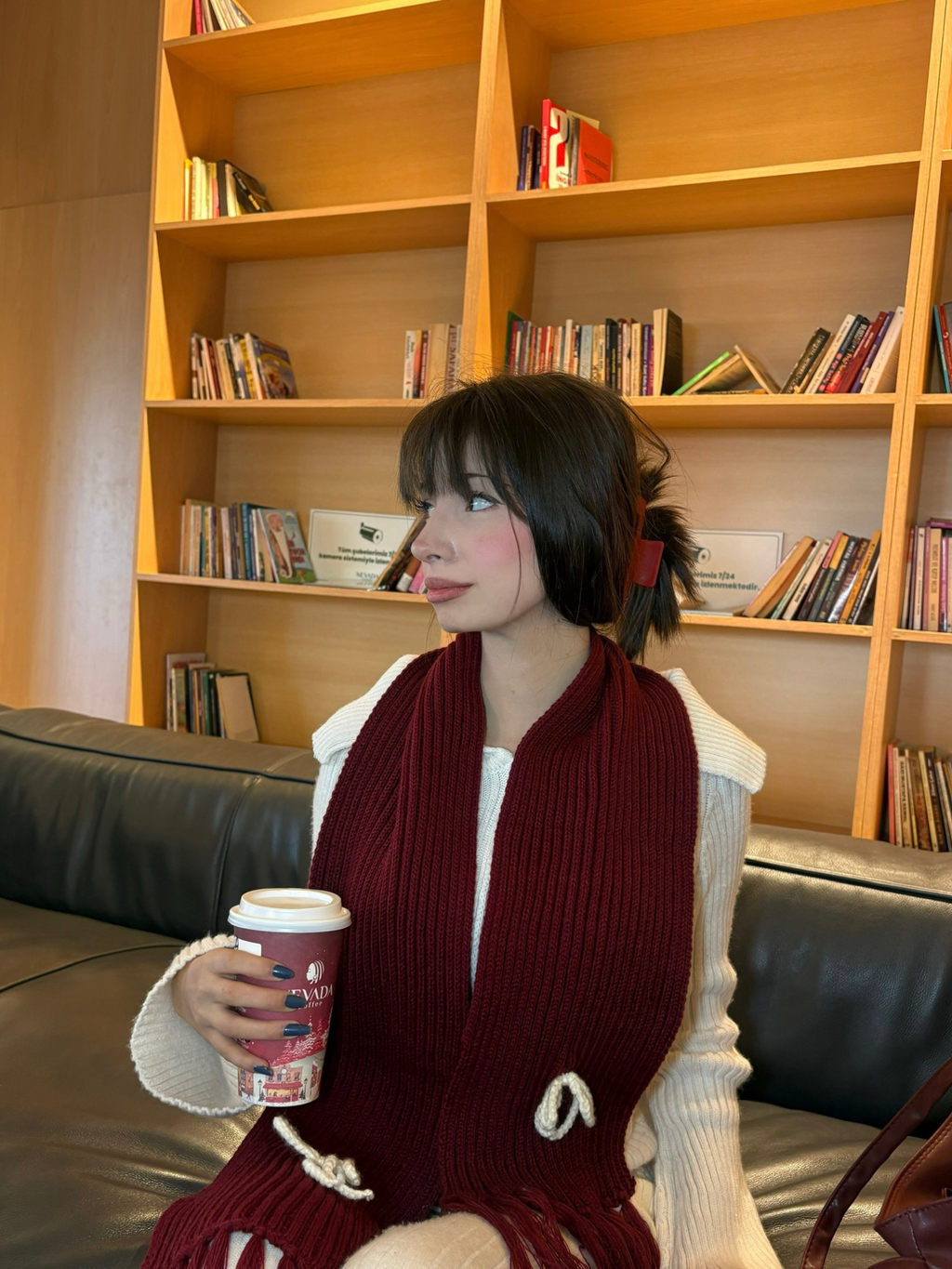 Mikasa Bordo El Örgüsü Atkı – Beyaz Düğümlü