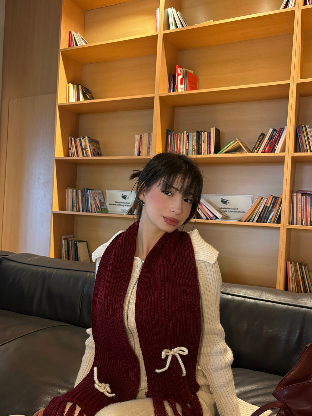 Mikasa Bordo El Örgüsü Atkı – Beyaz Düğümlü