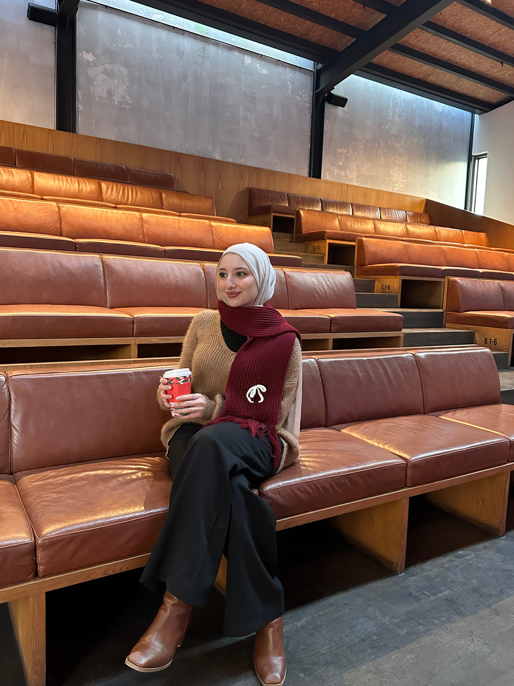 Mikasa Bordo El Örgüsü Atkı – Beyaz Düğümlü