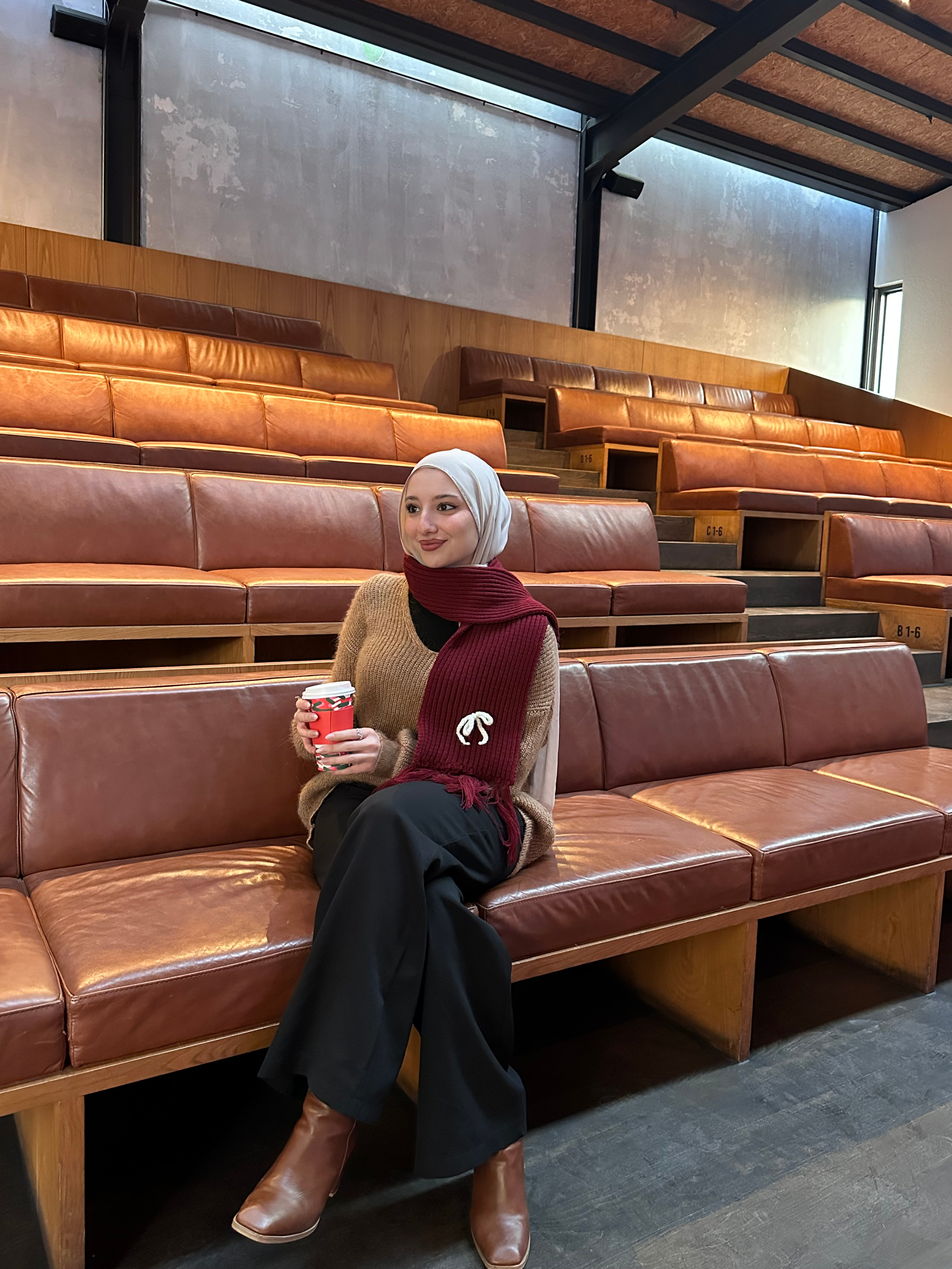 Mikasa Bordo El Örgüsü Atkı – Beyaz Düğümlü