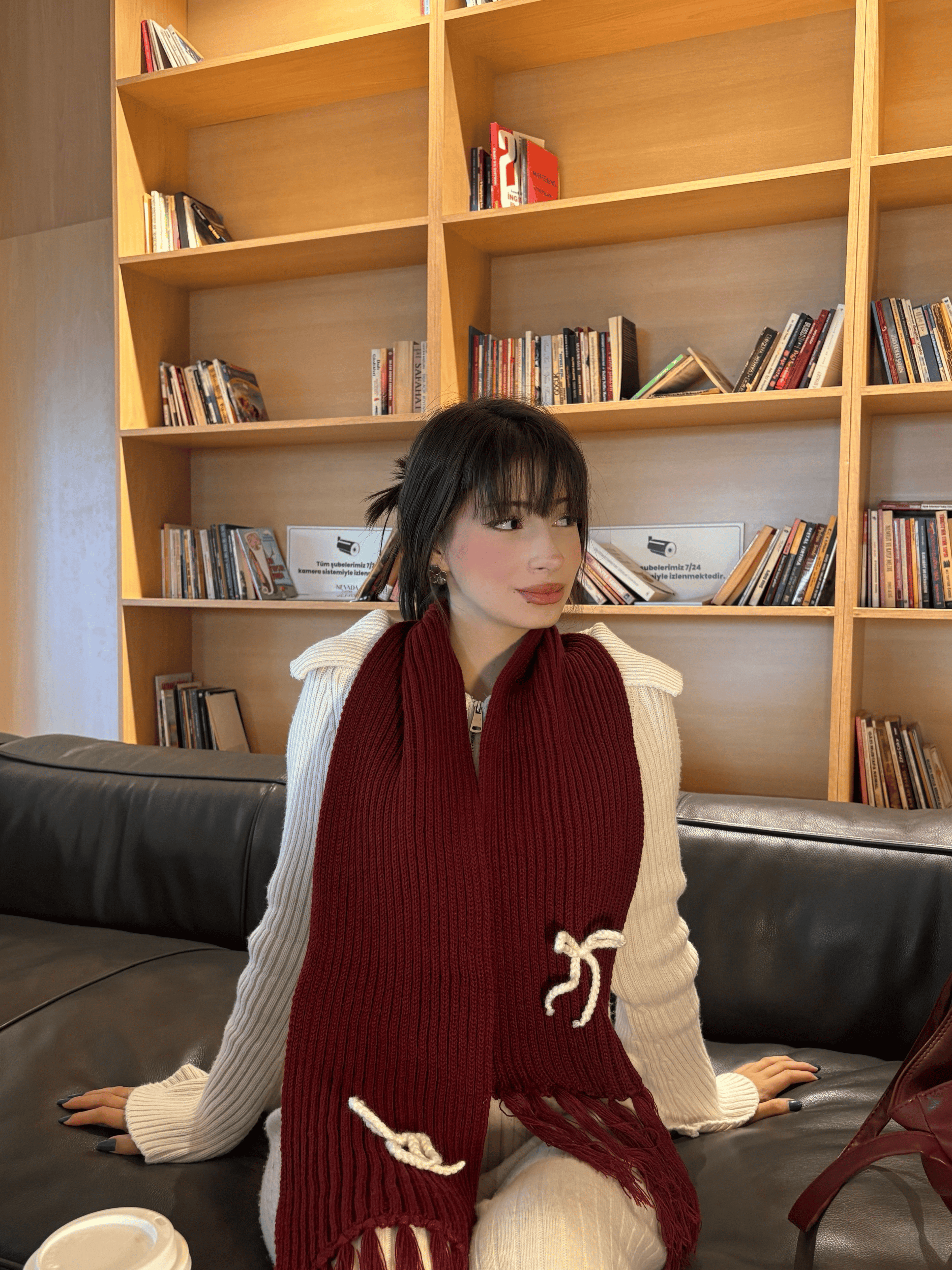 Mikasa Bordo El Örgüsü Atkı – Beyaz Düğümlü