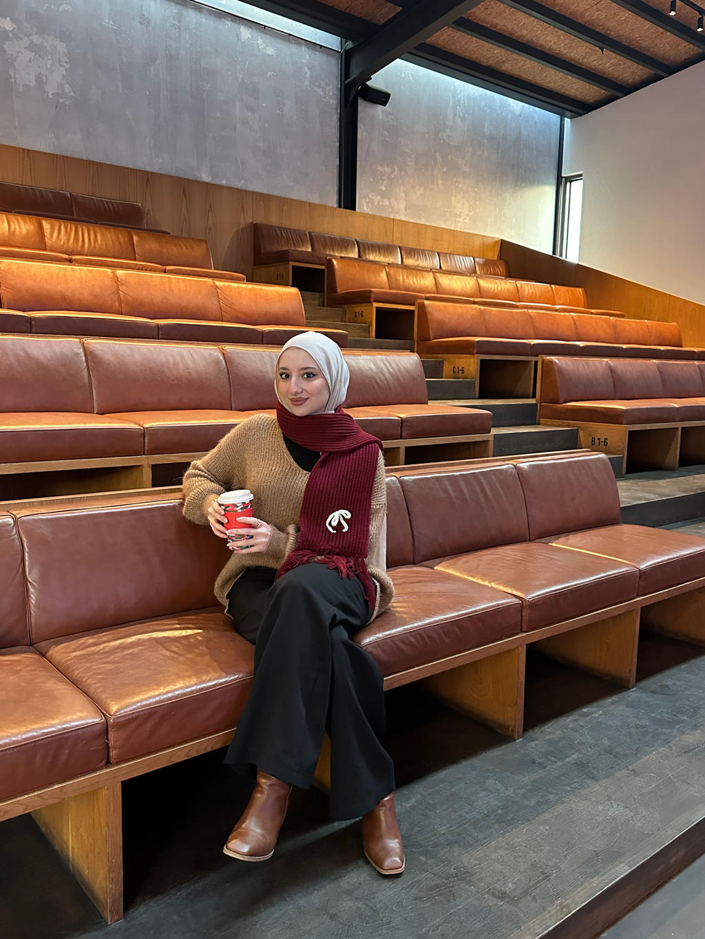 Mikasa Bordo El Örgüsü Atkı – Beyaz Düğümlü