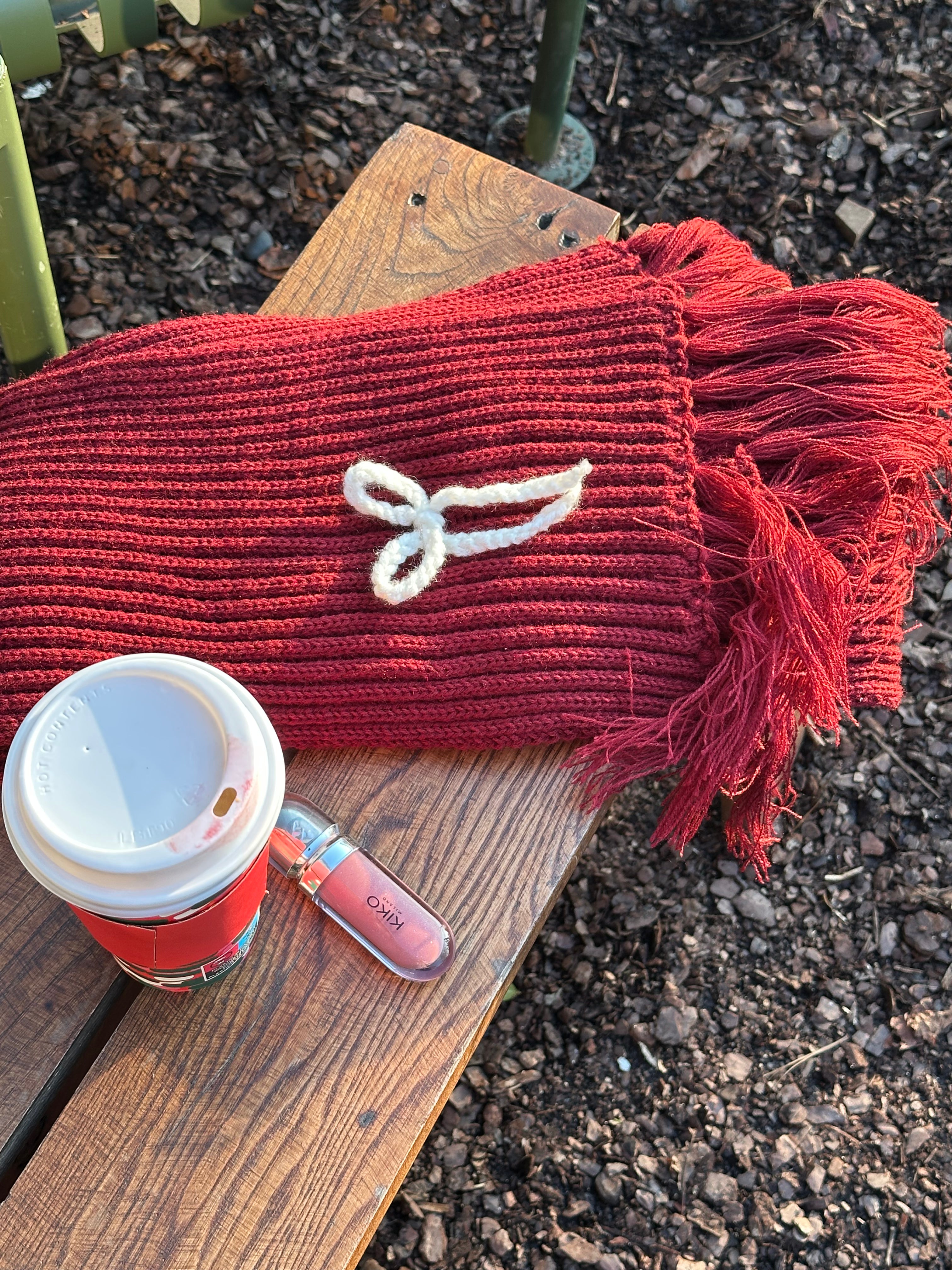 Mikasa Bordo El Örgüsü Atkı – Beyaz Düğümlü