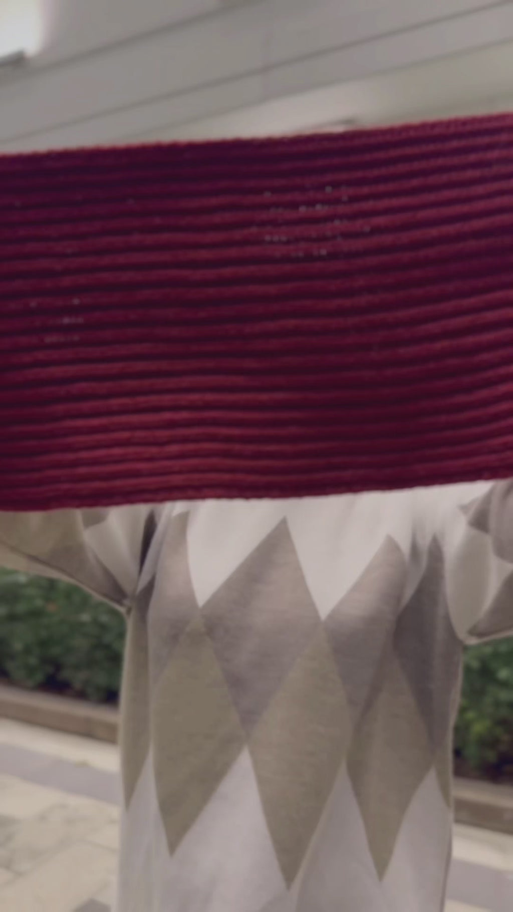 Mikasa Bordo El Örgüsü Atkı – Beyaz Düğümlü