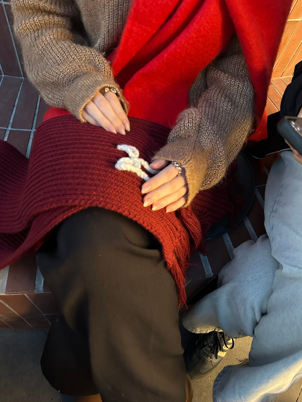 Mikasa Bordo El Örgüsü Atkı – Beyaz Düğümlü