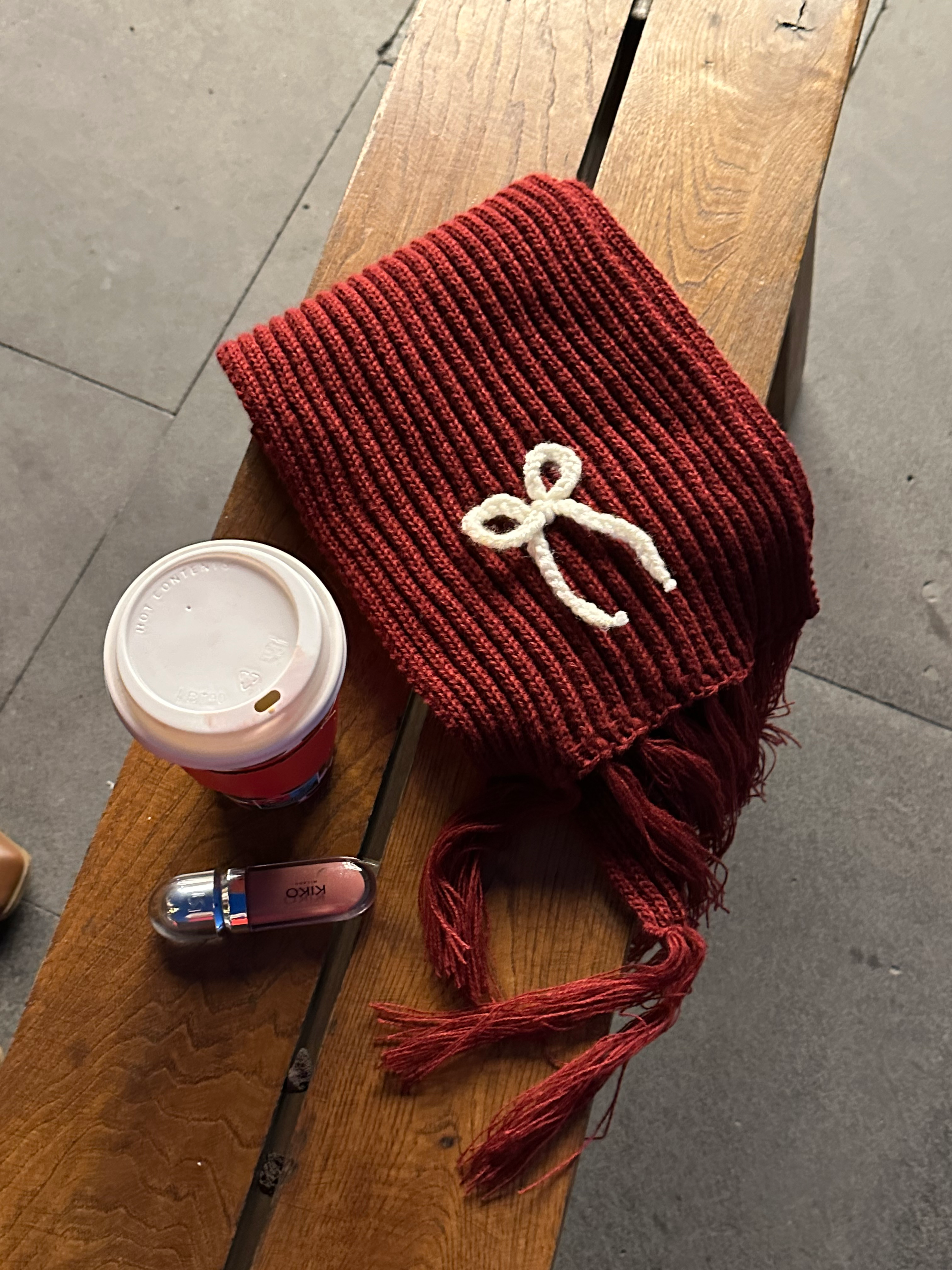 Mikasa Bordo El Örgüsü Atkı – Beyaz Düğümlü